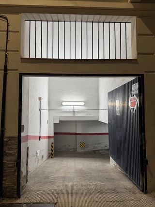 Plaza de garaje para un coche o varias motos.