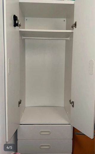 Armario blanco de madera con cajones