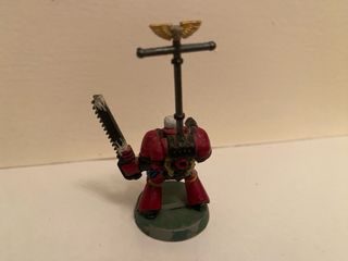 Figura Warhammer 40k Marine Espacial con estandart