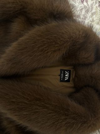 Abrigo Zara efecto pelo marrón