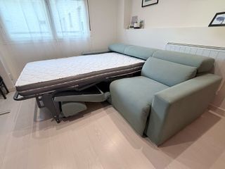 Sofá cama verde con chaiselongue
