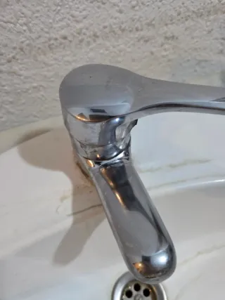 Lavabo clásico de cerámica