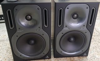 2 Monitores Behringer Truth B2031A Activos