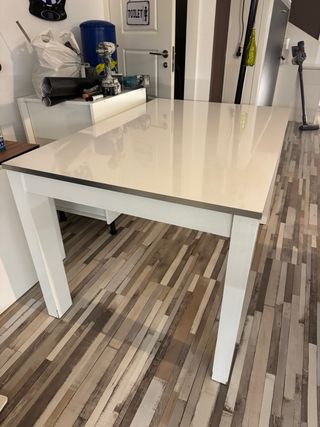 Mesa extensible blanca con 6 sillas