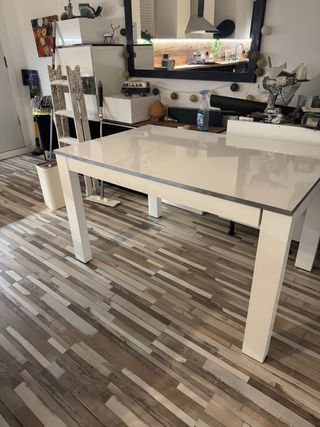 Mesa extensible blanca con 6 sillas