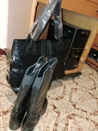 Botas y bolso negro