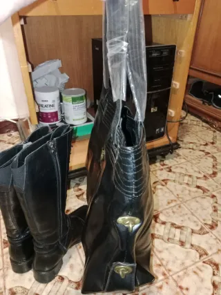 Botas y bolso negro