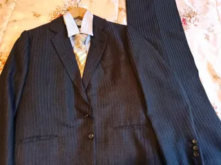 Traje de sastre con camisa y corbata