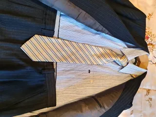 Traje de sastre con camisa y corbata