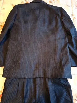 Traje de sastre con camisa y corbata