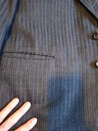 Traje de sastre con camisa y corbata