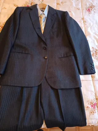 Traje de sastre con camisa y corbata