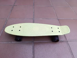 Monopatín amarillo para niños