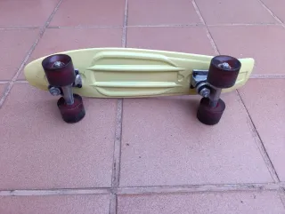 Monopatín amarillo para niños