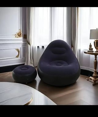 Sofá hinchable morado con reposapiés