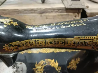 Máquina de coser Singer antigua con mueble