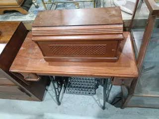 Máquina de coser Singer antigua con mueble