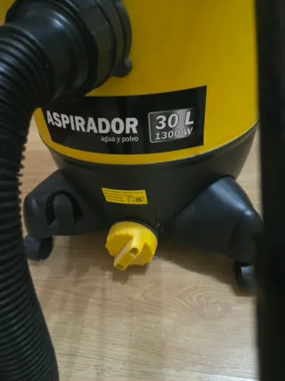 Aspirador 30 litros para sólidos y líquidos