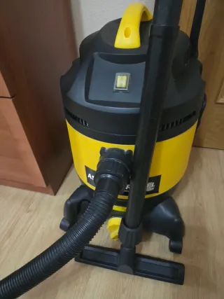 Aspirador 30 litros para sólidos y líquidos