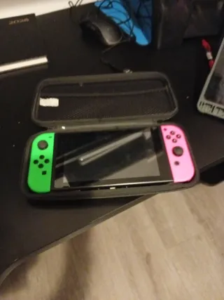 Nintendo Switch con Joy-Cons Verde y Rosa + Fundas