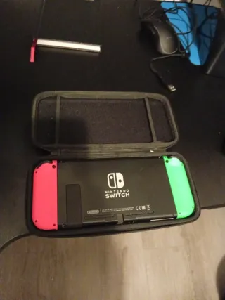 Nintendo Switch con Joy-Cons Verde y Rosa + Fundas