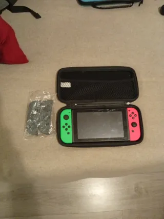 Nintendo Switch con Joy-Cons Verde y Rosa + Fundas