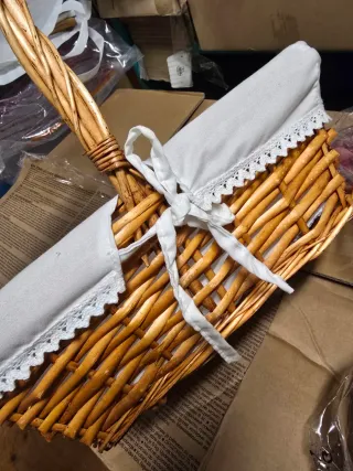 Cesta de mimbre con forro de tela