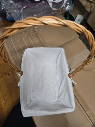 Cesta de mimbre con forro de tela