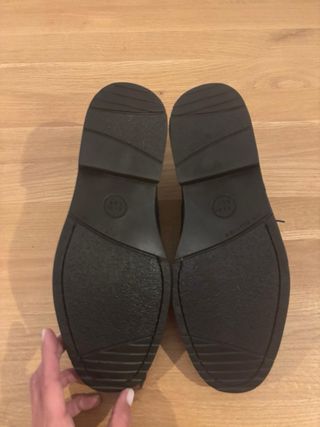 Nuove scarpe in pelle