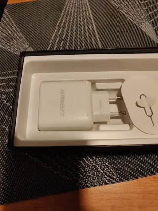 Caja y accesorios realme GT máster edición