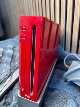 Console Nintendo Wii Rossa (+ 3 controller e 2 giochi)