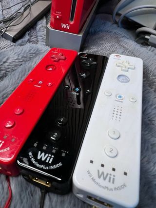 Console Nintendo Wii Rossa (+ 3 controller e 2 giochi)