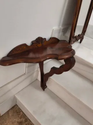 Conjunto espejo y mesita talladas en madera maciza