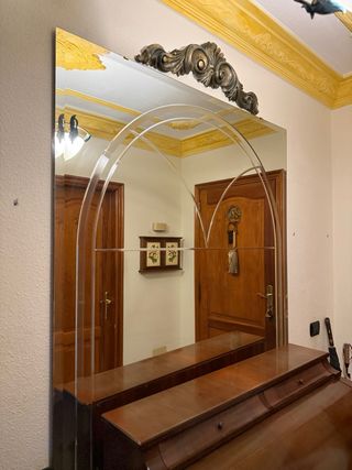 Espejo decorativo clásico con detalle tallado