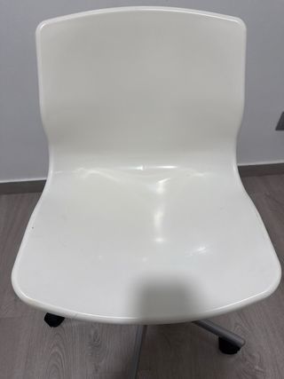 Silla de escritorio giratoria blanca.