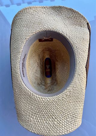 Sombrero vaquero de paja con bordado sobre piel