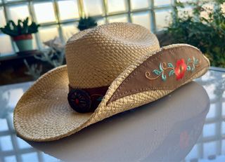 Sombrero vaquero de paja con bordado sobre piel