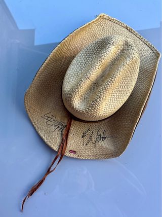 Sombrero vaquero de paja con bordado sobre piel