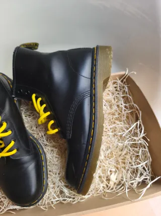 Botas Dr. Martens Negras con Cordones Amarillos