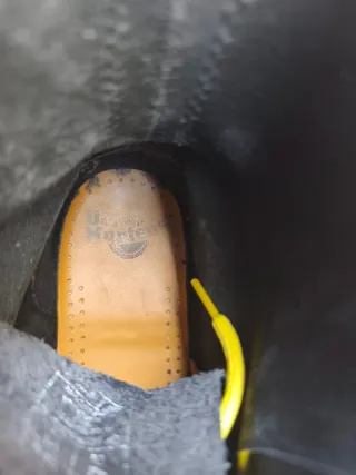 Botas Dr. Martens Negras con Cordones Amarillos