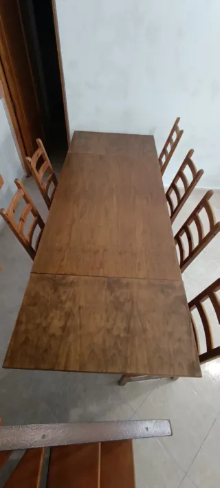 Mesa de comedor de madera con 6 sillas