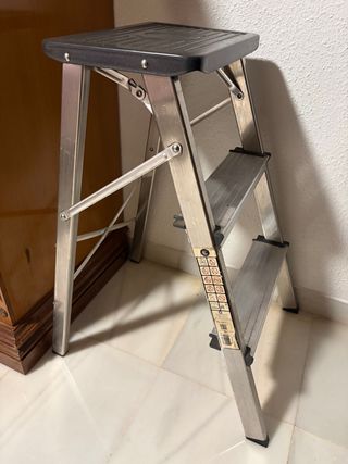 Escalera plegable de aluminio