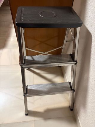 Escalera plegable de aluminio