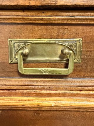 Aparador antiguo de madera y mármol