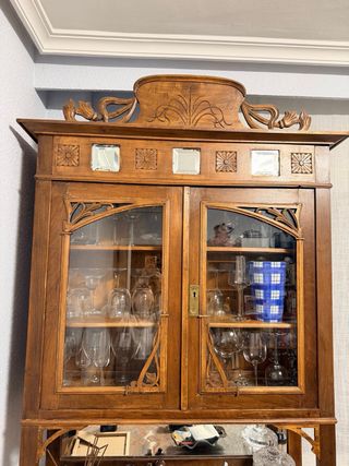 Aparador antiguo de madera y mármol