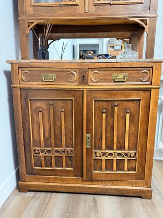 Aparador antiguo de madera y mármol