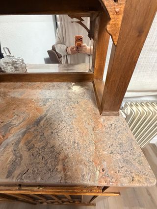 Aparador antiguo de madera y mármol