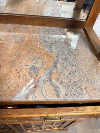 Aparador antiguo de madera y mármol