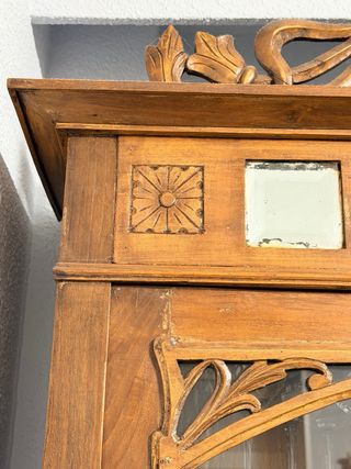 Aparador antiguo de madera y mármol