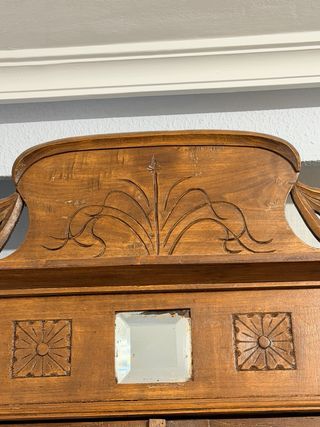 Aparador antiguo de madera y mármol